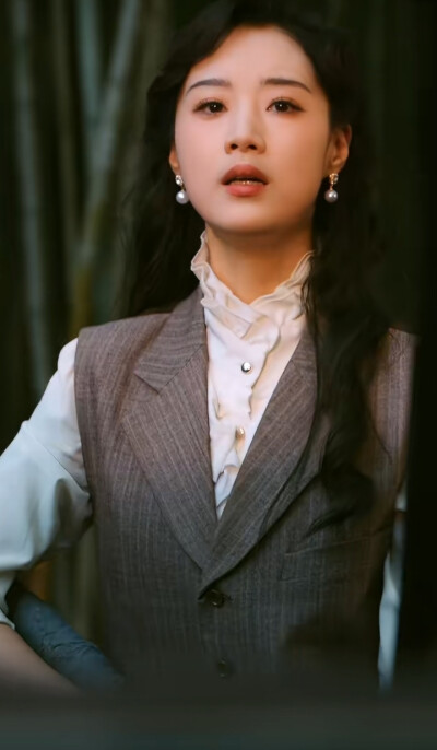 王小亿/暗潮涌动