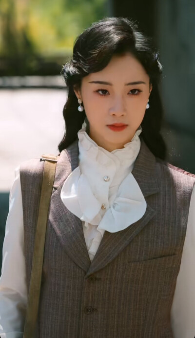 王小亿/暗潮涌动