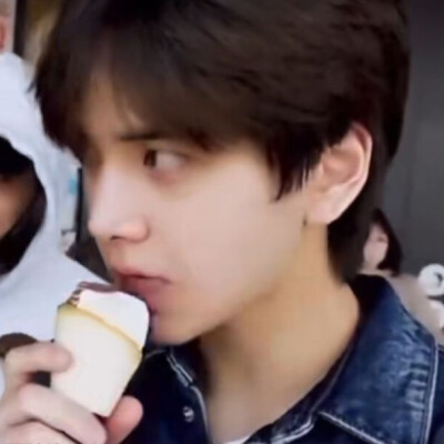 吃不完的冰淇淋可以插头上装独角兽 