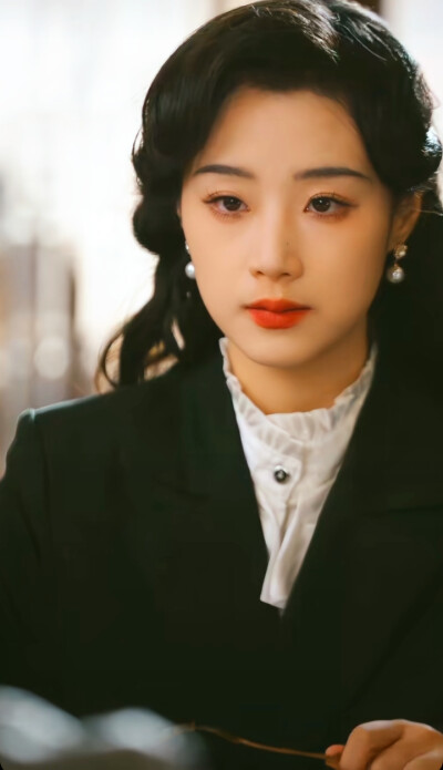 王小亿/暗潮涌动