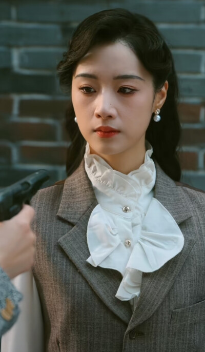 王小亿/暗潮涌动