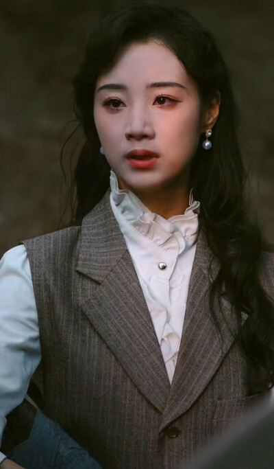 王小亿/暗潮涌动