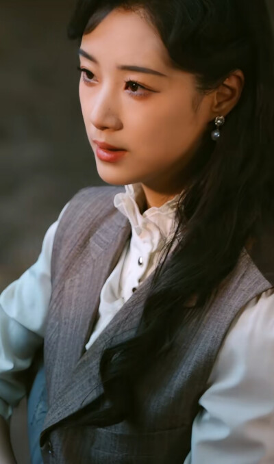 王小亿/暗潮涌动