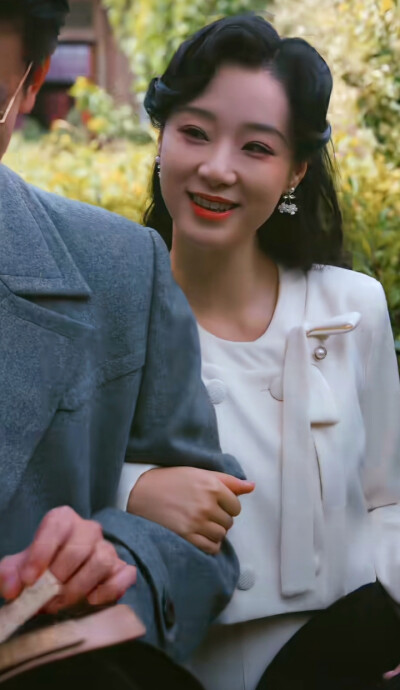 王小亿/暗潮涌动