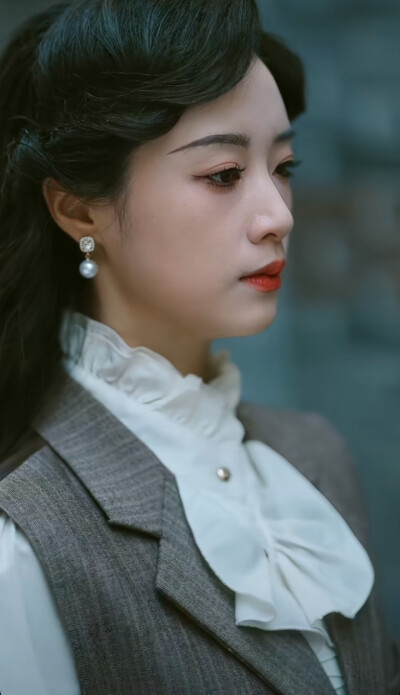 王小亿/暗潮涌动