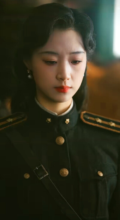 王小亿/暗潮涌动