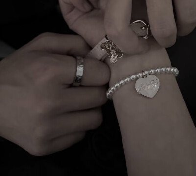 感觉我老婆每天好呆萌，好可爱呀，怎么就活成这样了？好迷茫呀，好呆呆？我老婆就这样呆呆地望着这个世界，可爱死了