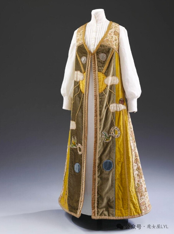 这件外套由画家兼纺织艺术家莉莲·格蕾丝·德莱沃里亚斯（Lilian Grace Delevoryas）设计制作，是她1972年与作家罗宾（亨利）·艾米斯（Robin (Henry) Amis）结婚时所穿。这件独一无二的礼服后来被莉莲借给其他新娘穿着。