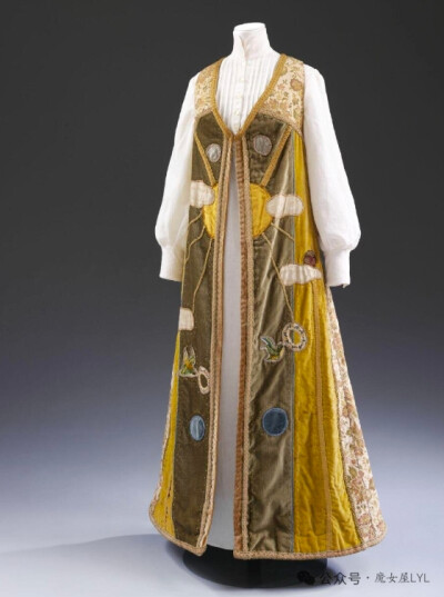 这件外套由画家兼纺织艺术家莉莲·格蕾丝·德莱沃里亚斯（Lilian Grace Delevoryas）设计制作，是她1972年与作家罗宾（亨利）·艾米斯（Robin (Henry) Amis）结婚时所穿。这件独一无二的礼服后来被莉莲借给其他新娘穿着…