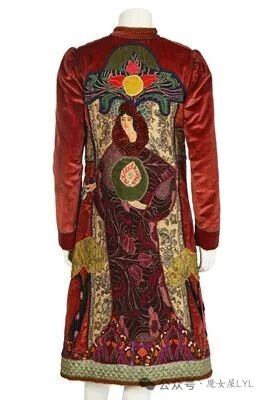 Lillian Grace Delevoryas是一位美国艺术家，其职业生涯跨越了六十年。在接受过美术，书法和木刻版印刷培训后，她在1970年代初因其在时装和室内设计行业的绣花挂毯方面的开创性工作而获得了认可。在1980年代，这种认…