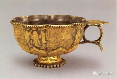 唐代  鎏金仕女狩猎纹八瓣银杯 
陕西历史博物馆藏
