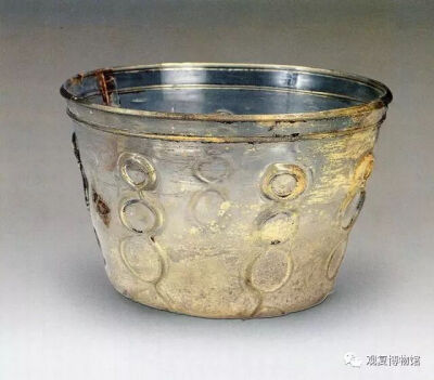 唐代  凸纹玻璃杯 
陕西历史博物馆藏
