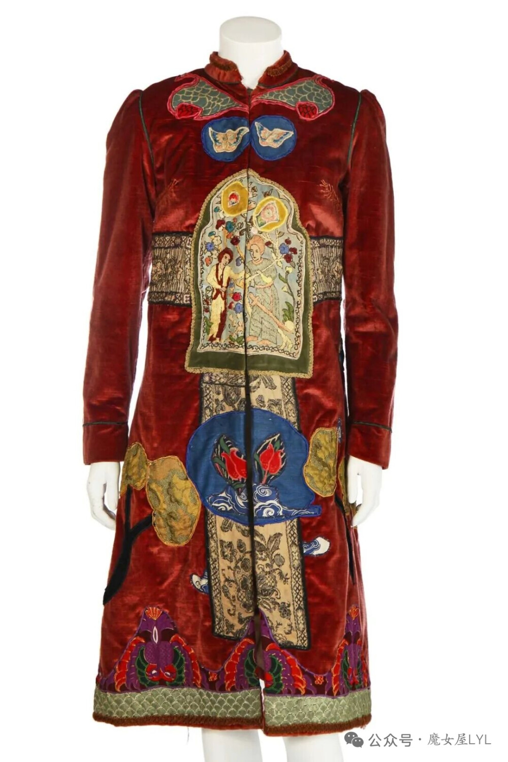 Lillian Grace Delevoryas是一位美国艺术家，其职业生涯跨越了六十年。在接受过美术，书法和木刻版印刷培训后，她在1970年代初因其在时装和室内设计行业的绣花挂毯方面的开创性工作而获得了认可。在1980年代，这种认可导致了一系列消费产品的商业应用委托，尤其是陶器，纺织品和纸张。