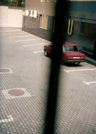 米格尔·马尔克斯 Miguel Marquês，《汽车，基希讷乌》The Car, Chișinău #M023，2023年，喷墨打印于哈内姆勒，Photo Rag Baryta相纸，Inkjet print on Hahnemühle Photo Rag Baryta，150 × 108 cm ©ARCOlisboa 202…