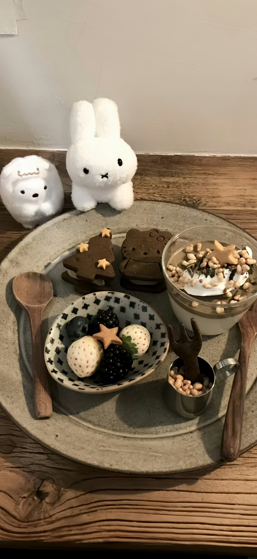 雪花是天空揉碎的云朵. * ･
#ins风壁纸#