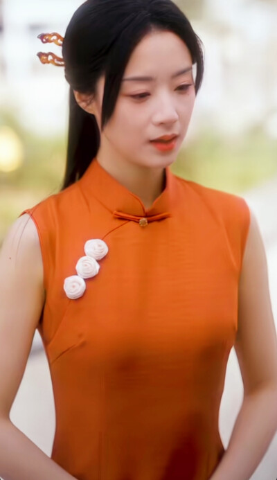 王小亿/她携春色来