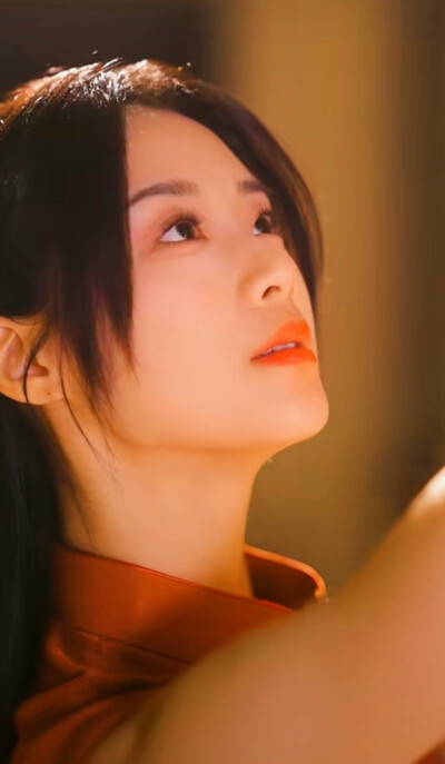 王小亿/她携春色来