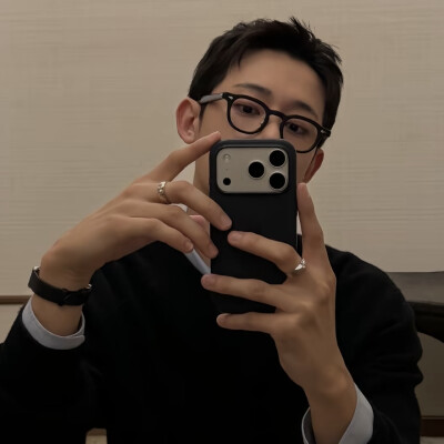 头像丨小众男头
执念开始消失的时候 平静的幸福贯穿我的每分每秒