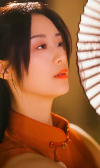 王小亿/她携春色来