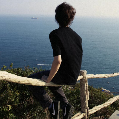 头像丨小众男头
执念开始消失的时候 平静的幸福贯穿我的每分每秒