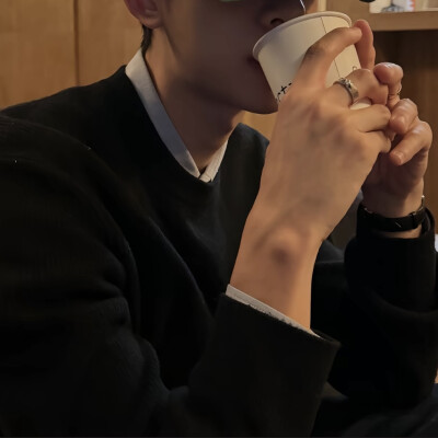 头像丨小众男头
执念开始消失的时候 平静的幸福贯穿我的每分每秒