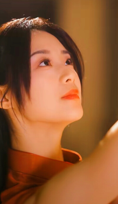 王小亿/她携春色来