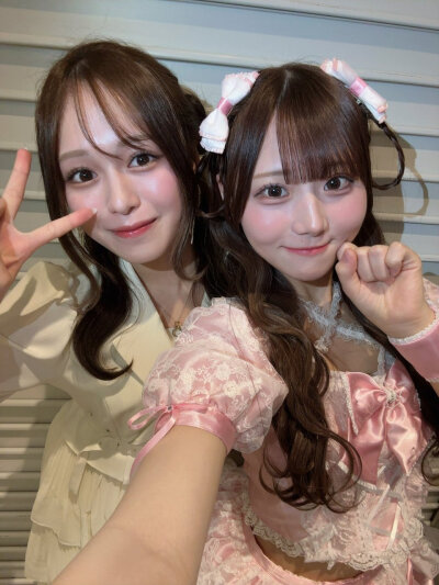 彩彩和芹的合影