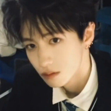 还有你，你带个耳钉穿个校服就以为自己是笑巴？