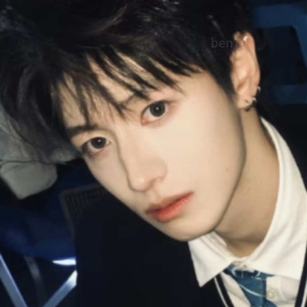 还有你，你带个耳钉穿个校服就以为自己是笑巴？