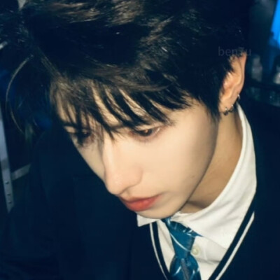 还有你，你带个耳钉穿个校服就以为自己是笑巴？