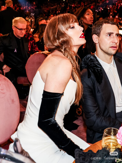 taylor swift
cr xhs MosaicBrokenHearts_