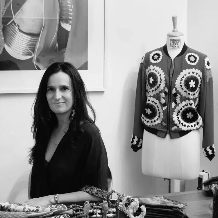 奥利维亚·达尔 Olivia Dar 
是一个意大利品牌，由设计师 Olivia Dar 于 2011 年创立，她成长于伦敦和巴黎两地。该品牌专注于手工刺绣珠宝、服装和配饰。
