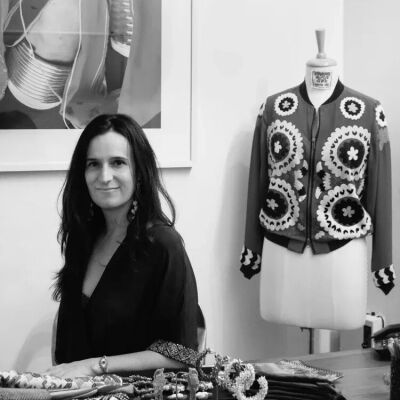 奥利维亚·达尔 Olivia Dar 
是一个意大利品牌，由设计师 Olivia Dar 于 2011 年创立，她成长于伦敦和巴黎两地。该品牌专注于手工刺绣珠宝、服装和配饰。
