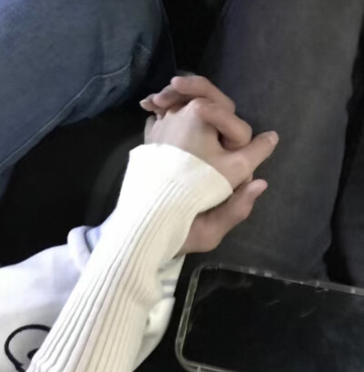 爱在每一次十指紧扣的双手里产生