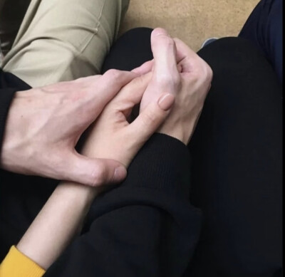 爱在每一次十指紧扣的双手里产生