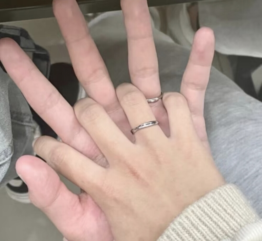 爱在每一次十指紧扣的双手里产生