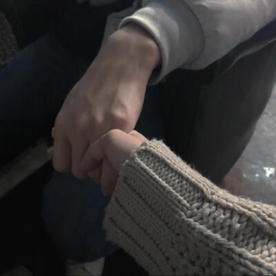 爱在每一次十指紧扣的双手里产生