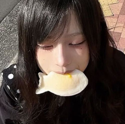 觉得我不可爱的人可以去亲吻菜刀