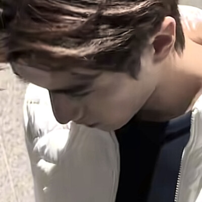 男神也不研究穿搭了，排骨羽绒服也穿上了