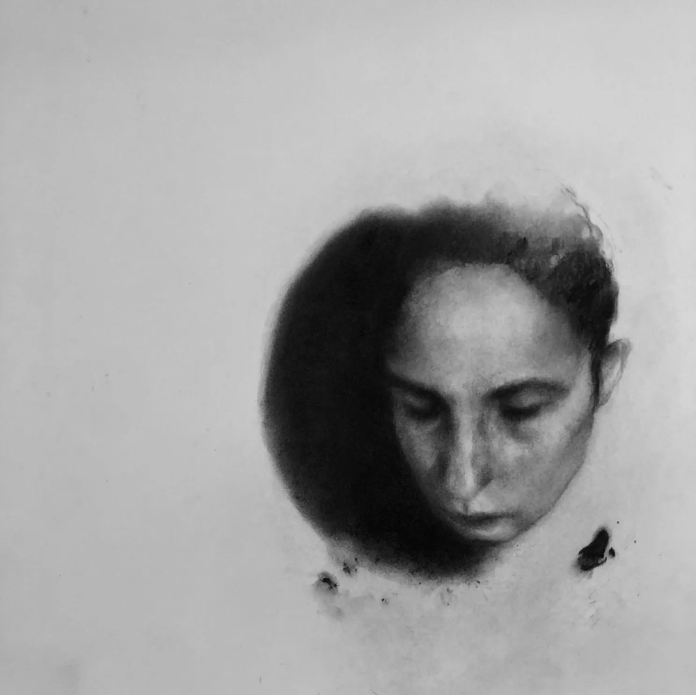 玛格达莱娜·拉姆里是一位当代具象画家，以高度细腻、富有心理深度的人物绘画而受到关注。她的作品多聚焦于人物肖像，画面氛围安静而克制，人物常处于沉思、凝视或情绪内敛的状态之中。拉姆里擅长运用柔和却精准的光线、低饱和度的色彩以及细致入微的造型处理，使人物形象显得真实而脆弱，仿佛被定格在情感尚未完全显露的瞬间。