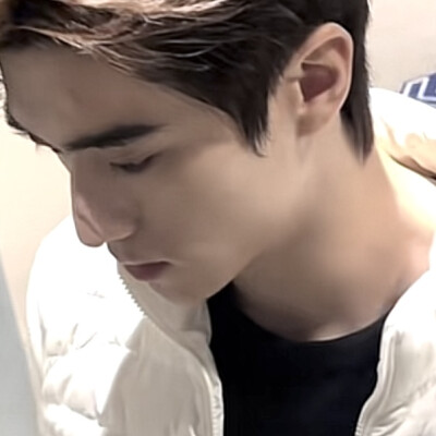 男神也不研究穿搭了，排骨羽绒服也穿上了