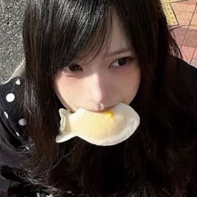 觉得我不可爱的人可以去亲吻菜刀