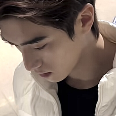 男神也不研究穿搭了，排骨羽绒服也穿上了