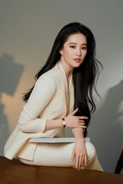 刘亦菲 全新天梭小美人系列偏心款广告大片
#天梭全球品牌代言人刘亦菲#2026.1.27