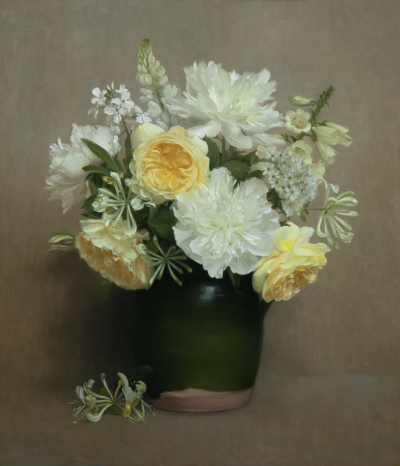 亨丽埃塔·阿贝尔·史密斯是一位专精于写实肖像与静物绘画的英国当代艺术家，采用油画和炭笔表达形式。她在意大利佛罗伦萨查尔斯·塞西尔学院接受传统古典写生训练，之后融合比例法，将作品定义为“经历时间沉淀的花卉…