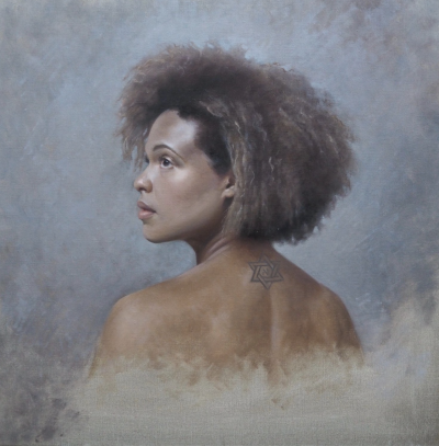 亨丽埃塔·阿贝尔·史密斯是一位专精于写实肖像与静物绘画的英国当代艺术家，采用油画和炭笔表达形式。她在意大利佛罗伦萨查尔斯·塞西尔学院接受传统古典写生训练，之后融合比例法，将作品定义为“经历时间沉淀的花卉…