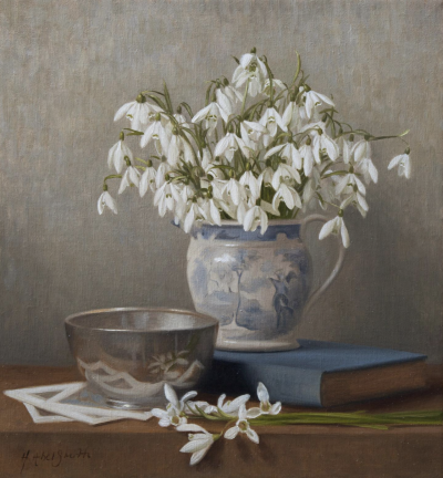 亨丽埃塔·阿贝尔·史密斯是一位专精于写实肖像与静物绘画的英国当代艺术家，采用油画和炭笔表达形式。她在意大利佛罗伦萨查尔斯·塞西尔学院接受传统古典写生训练，之后融合比例法，将作品定义为“经历时间沉淀的花卉…