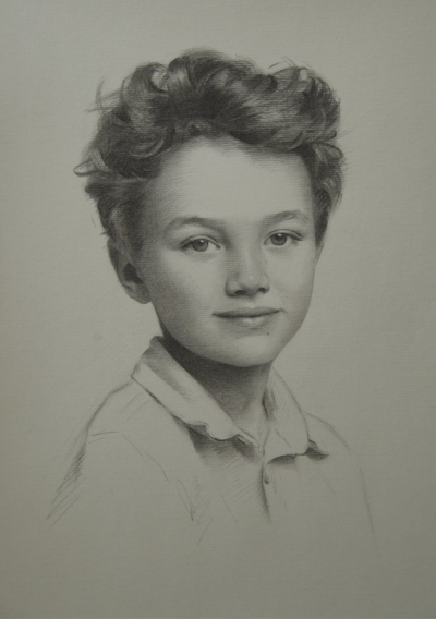 亨丽埃塔·阿贝尔·史密斯是一位专精于写实肖像与静物绘画的英国当代艺术家，采用油画和炭笔表达形式。她在意大利佛罗伦萨查尔斯·塞西尔学院接受传统古典写生训练，之后融合比例法，将作品定义为“经历时间沉淀的花卉…