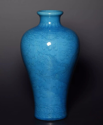 孔雀绿釉暗刻云龙纹梅瓶  清雍正
观复博物馆藏
