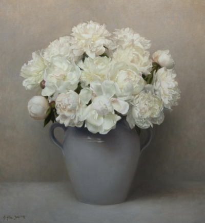 亨丽埃塔·阿贝尔·史密斯是一位专精于写实肖像与静物绘画的英国当代艺术家，采用油画和炭笔表达形式。她在意大利佛罗伦萨查尔斯·塞西尔学院接受传统古典写生训练，之后融合比例法，将作品定义为“经历时间沉淀的花卉…